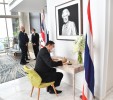 ศาสตราจารย์พิเศษ พรเพชร วิชิตชลชัย ประธานวุฒิสภา เดินทางไปยังทำเนียบเอกอัครราชทูตสหราชอาณาจักรประจำประเทศไทย เพื่อลงนามในสมุดแสดงความเสียใจต่อการสวรรคตของสมเด็จพระราชินีนาถเอลิซาเบธที่ 2 แห่งสหราชอาณาจักร เมื่อวันที่ ๑๒ กันยายน ๒๕๖๕