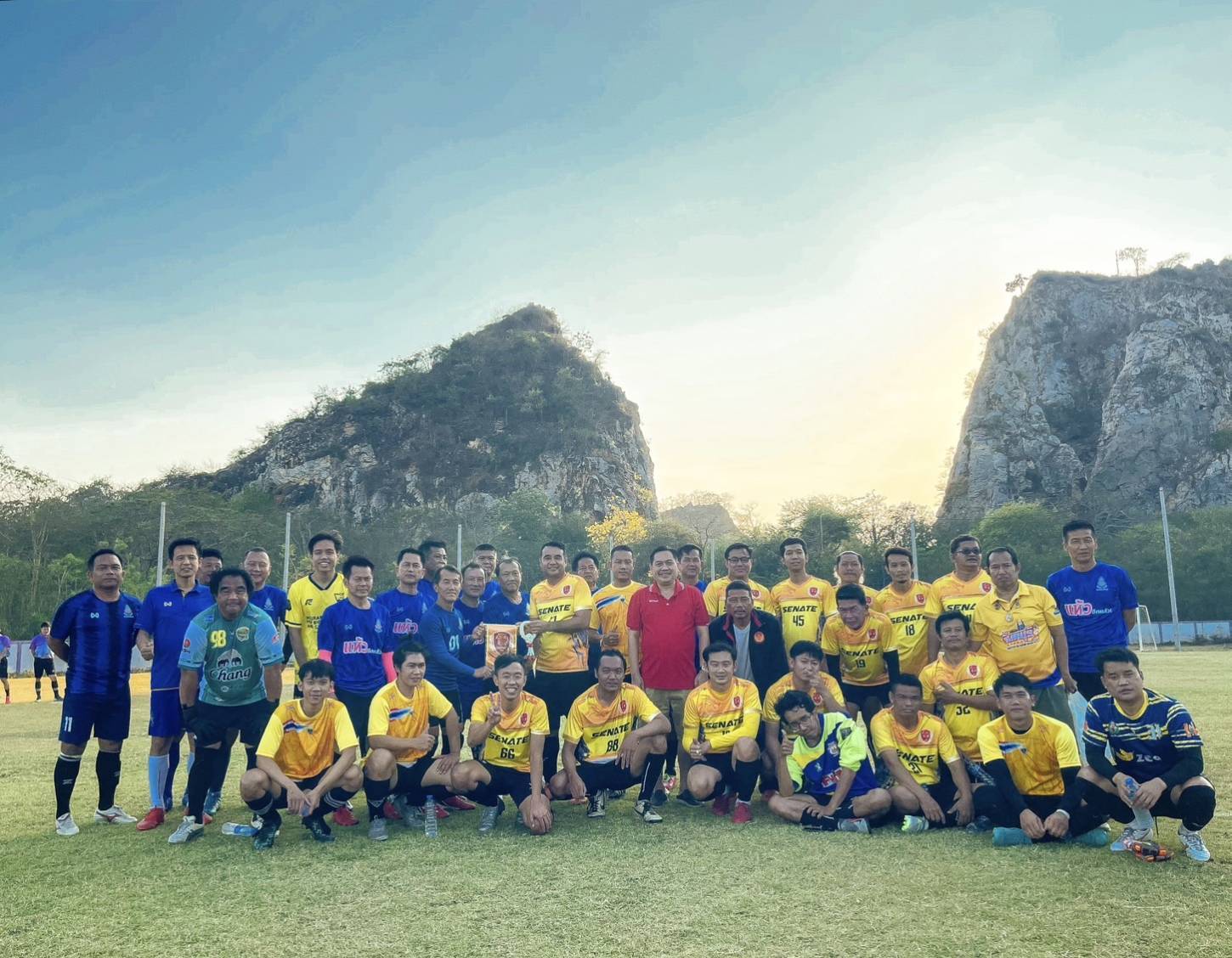 ชมรมฟุตบอลสำนักงานเลขาธิการวุฒิสภา ร่วมกับคณะทำงานสุขภาพและออกกำลังกาย เข้าร่วมการแข่งขันฟุตบอลนัดกระชับมิตรกับทีมดาวน้ำเงิน ปี 27 ศิษย์เก่าเบญจมราชูทิศ ราชบุรี