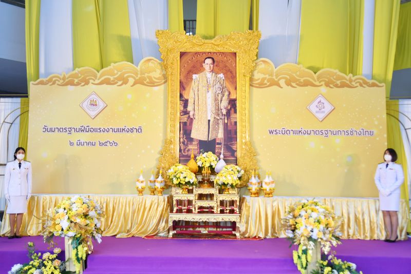 สำนักงานเลขาธิการวุฒิสภา วางพานพุ่มดอกไม้ ถวายราชสักการะรัชกาลที่ 9 “พระบิดาแห่งมาตรฐานการช่างไทย”