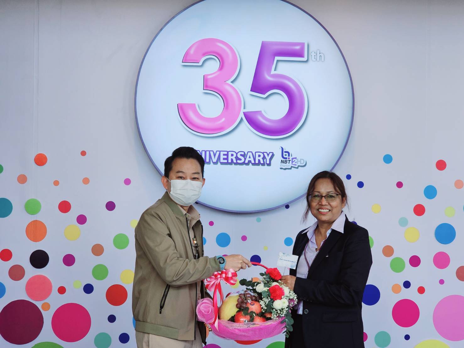 ผู้แทน สนง. วุฒิสภา มอบกระเช้าดอกไม้แสดงความยินดี เนื่องในโอกาสวันคล้ายวันก่อตั้งสถานีวิทยุโทรทัศน์แห่งประเทศไทย เนื่องในโอกาสครบรอบ 35 ปี 