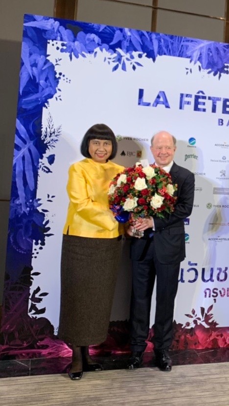 วันจันทร์ที่ 15 กรกฎาคม 2562 ประธานวุฒิสภามอบหมายให้ นางสาวนภาภรณ์ ใจสัจจะ รองเลขาธิการวุฒิสภา มอบดอกไม้แสดงความยินดีแด่เอกอัครราชทูตสาธารณรัฐฝรั่งเศสประจำประเทศไทยในโอกาสเฉลิมฉลองวันชาติ ฯ ณ โรงแรมพูลแมน คิงพาวเวอร์