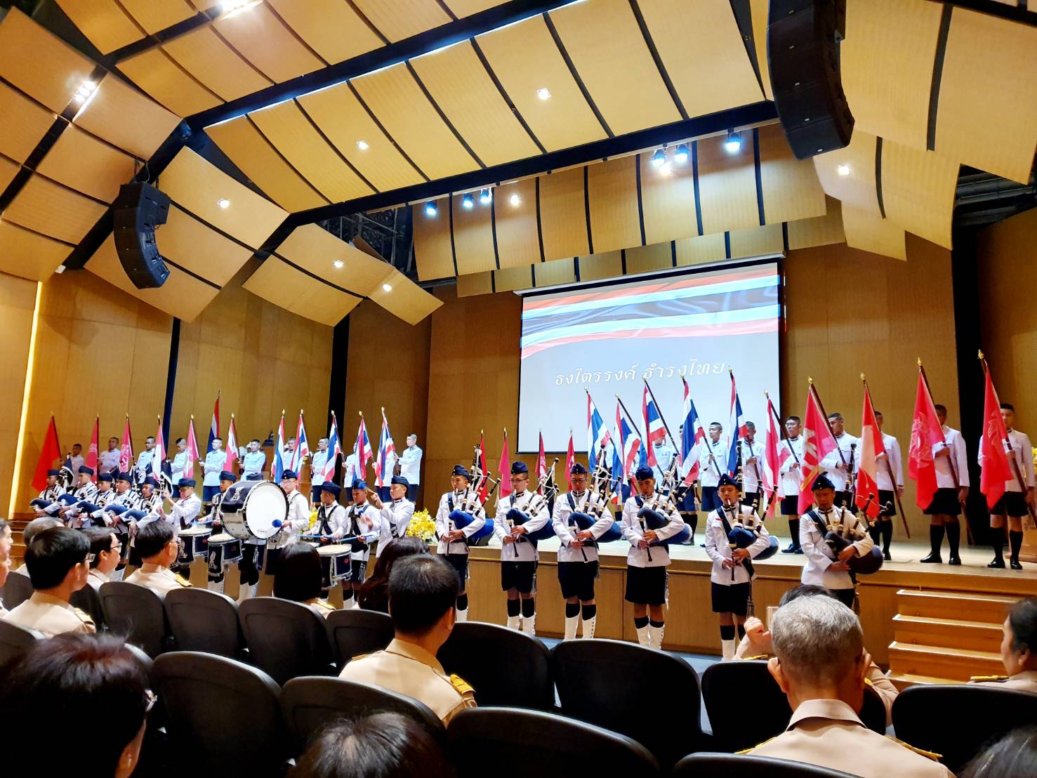 ผู้อำนวยการสำนักบริหารงานกลาง และผู้อำนวยการสำนักประชาสัมพันธ์ ตัวแทนสำนักงานเลขาธิการวุฒิสภา เข้าร่วมพิธีเปิดนิทรรศการธงชาติไทย 