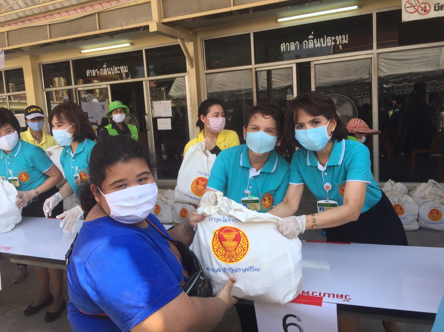 ชมรมสมาชิกรัฐสภาสตรีไทย มอบถุงยังชีพให้แก่ชุมชนโดยรอบรัฐสภาเพื่อเป็นการบรรเทาความเดือดร้อนจากสถานการณ์การแพร่ระบาดโควิด-19