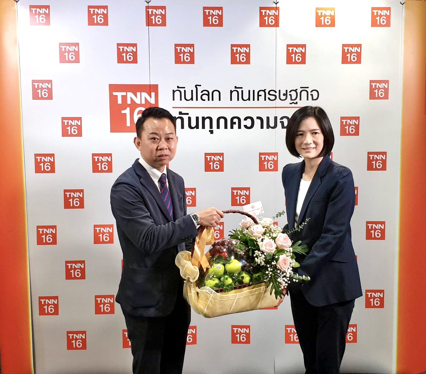 นายสาธิต วงศ์อนันต์นนท์ ผู้อำนวยการสำนักประชาสัมพันธ์ มอบกระเช้าดอกไม้แสดงความยินดีเนื่องในโอกาสวันคล้ายวันก่อตั้งสถานีโทรทัศน์ TNN24 ครบรอบ 13 ปี