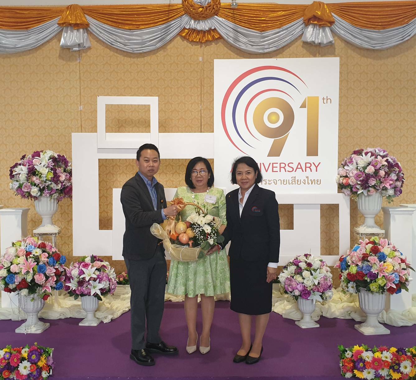 นายสาธิต วงศ์อนันต์นนท์ ผู้อำนวยการสำนักประชาสัมพันธ์ มอบกระเช้าดอกไม้แสดงความยินดีเนื่องในโอกาสวันคล้ายวันก่อตั้งสถานีวิทยุกระจายเสียงแห่งประเทศไทย ครบรอบ 91 ปี