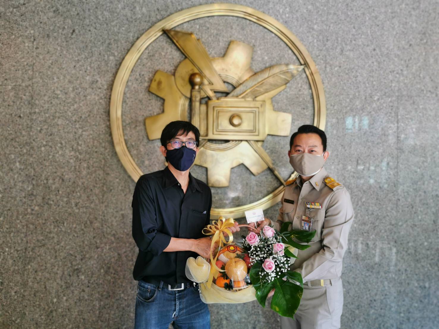 ผู้อำนวยการสำนักประชาสัมพันธ์ มอบกระเช้าดอกไม้แสดงความยินดีเนื่องในโอกาสคล้ายวันก่อตั้งหนังสือพิมพ์ไทยรัฐ ครบรอบ 72 ปี