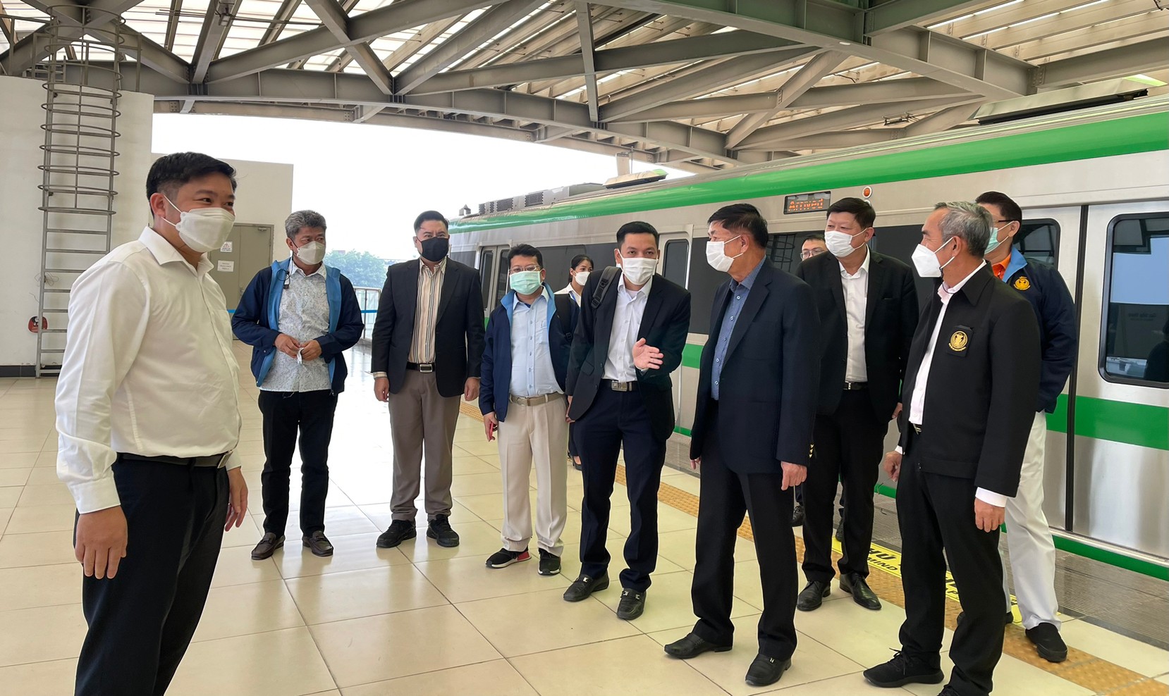 ประชุมทวิภาคีร่วมกับผู้บริหารและเจ้าหน้าที่ระดับสูงของ Hanoi Metro Company ซึ่งเป็นผู้ประกอบการเดินรถไฟฟ้าสายสีเขียว เส้นทาง 2A Cat Linh - Ha Dong