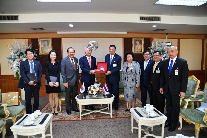 ศาสตราจารย์พิเศษพรเพชร วิชิตชลชัย ประธานวุฒิสภา ให้การรับรองนายอี อุก-ฮ็อน (H.E. Mr. Lee Wook-heon) เอกอัครราชทูตสาธารณรัฐเกาหลีประจำประเทศไทย ณ ห้องรับรอง ชั้น 25 อาคารสุขประพฤติ