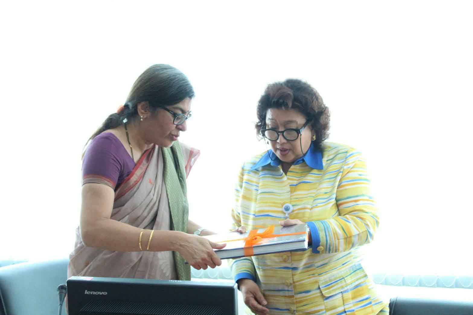 นางพิกุลแก้ว ไกรฤกษ์ ประธานคณะกรรมาธิการการต่างประเทศ ให้การรับรอง H.E. Ms. Suchitra Durai เอกอัครราชทูตสาธารณรัฐอินเดียประจำประเทศไทย