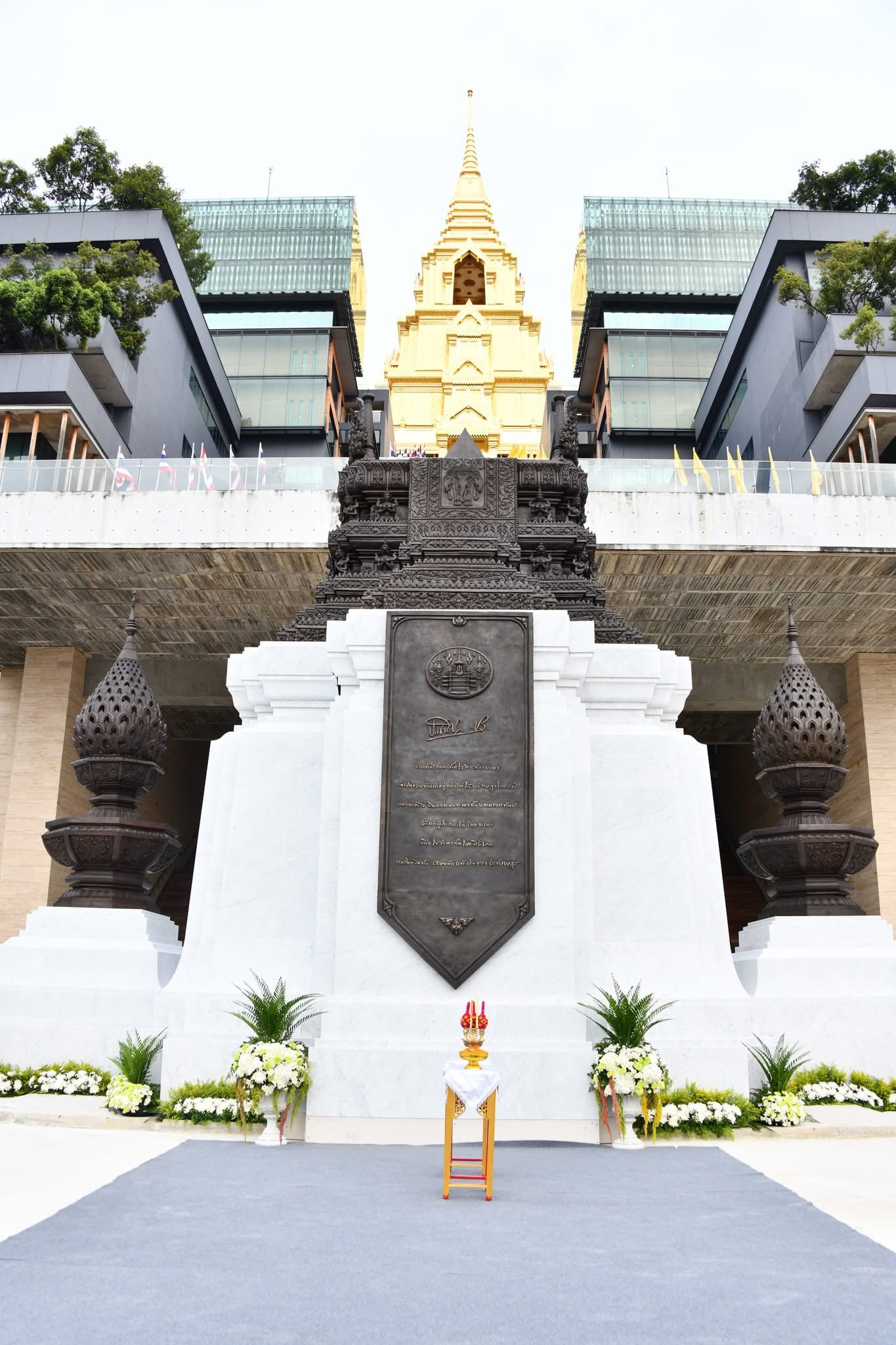 รัฐสภาไทยจัดพิธีบวงสรวงและอัญเชิญพระบรมราชานุสาวรีย์ รัชกาลที่ 7 (องค์ใหม่)  ประดิษฐานหน้าอาคารรัฐสภา